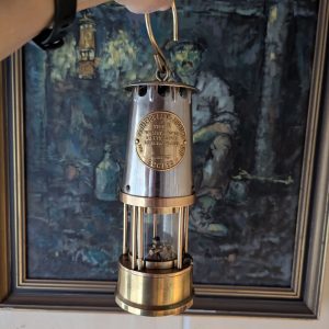 Type 6 pit lamp with maglock and shut off ring
